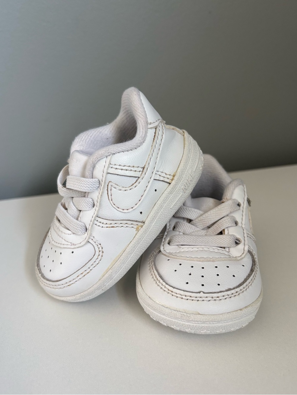 White Nike Force 1 low-top sneakers infant crib baby booties size 2C